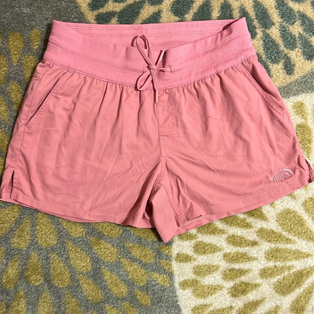 🌲The North Face Women’s Classic Pink Short sz. S🌲